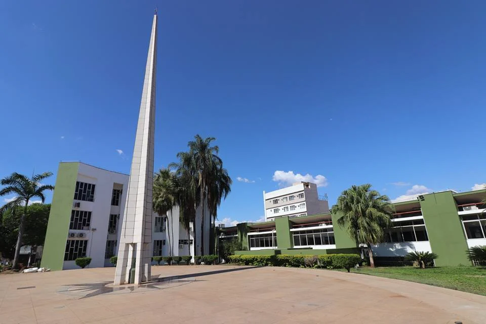 Obelisco que marca a característica de Cuiabá ser um centro Geodésico